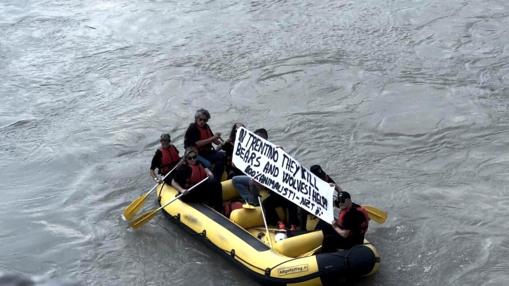 Protesta sull'Adige