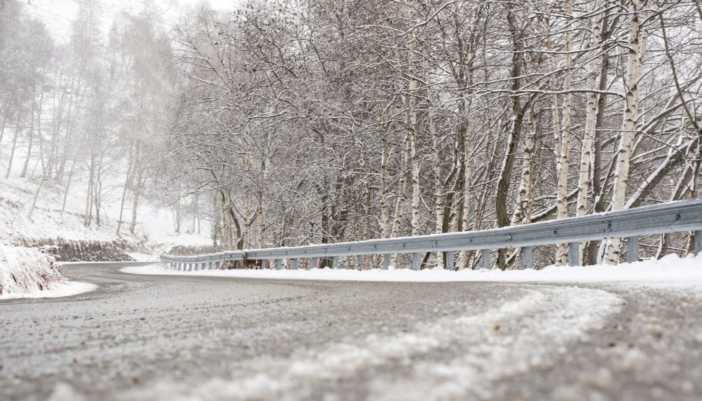 strada con neve in Lessinia