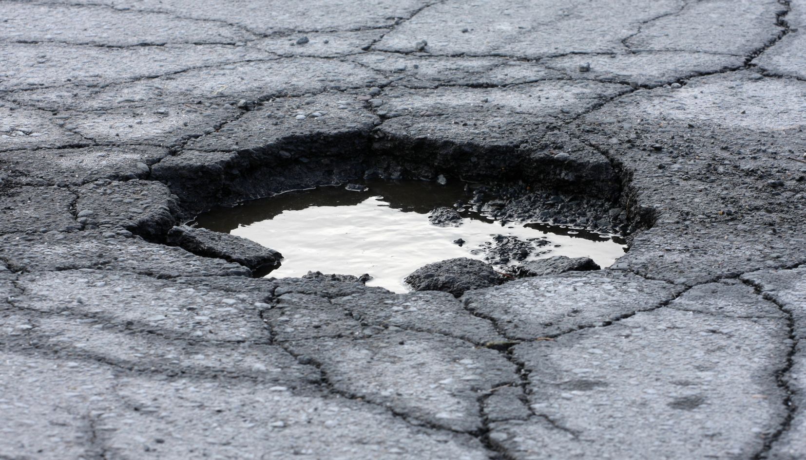 strade con buche asfalto