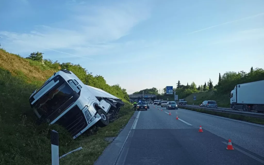 Camion si ribalta
