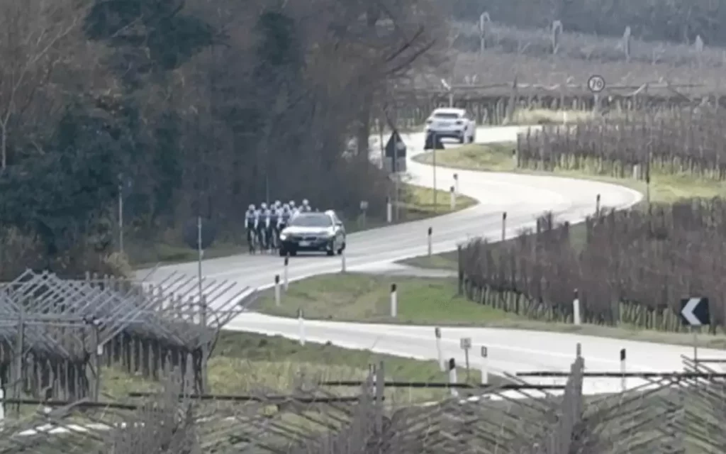 Spari contro ciclisti in allenamento