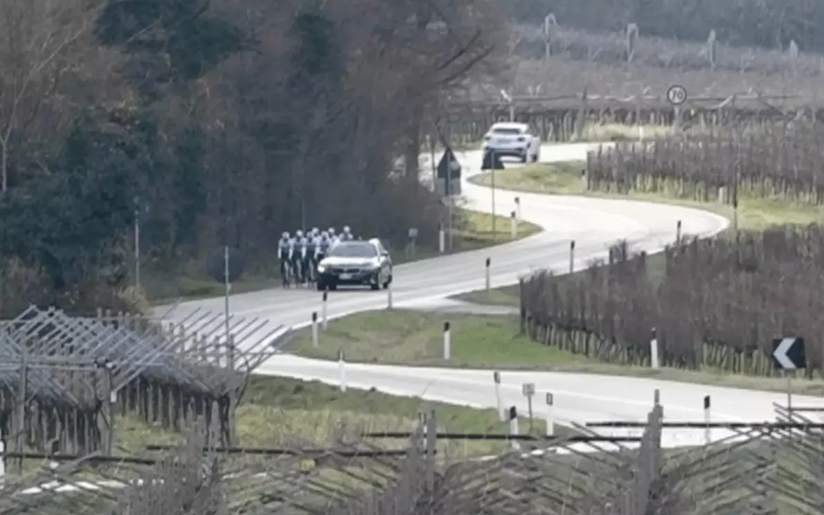 Spari contro ciclisti in allenamento