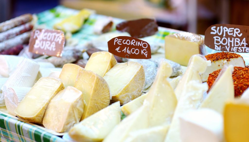 mercato con prodotti tipici formaggio