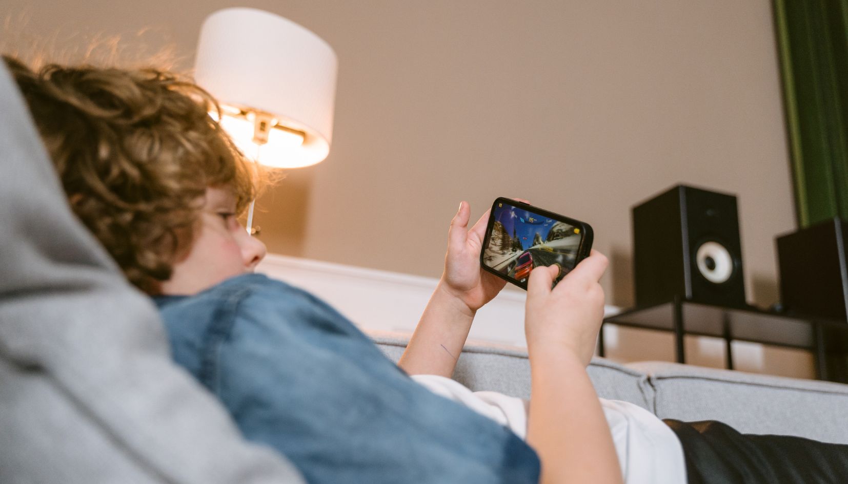bambino con smartphone