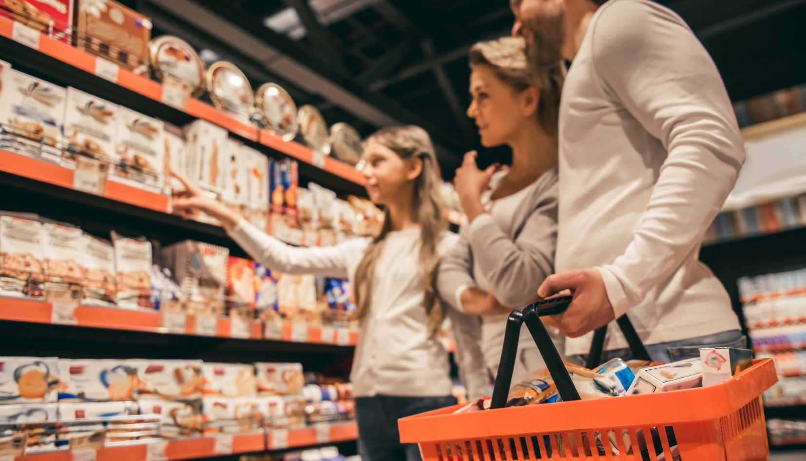 famiglia al supermercato spesa