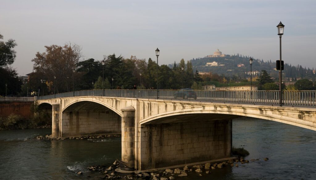ponte catena verona