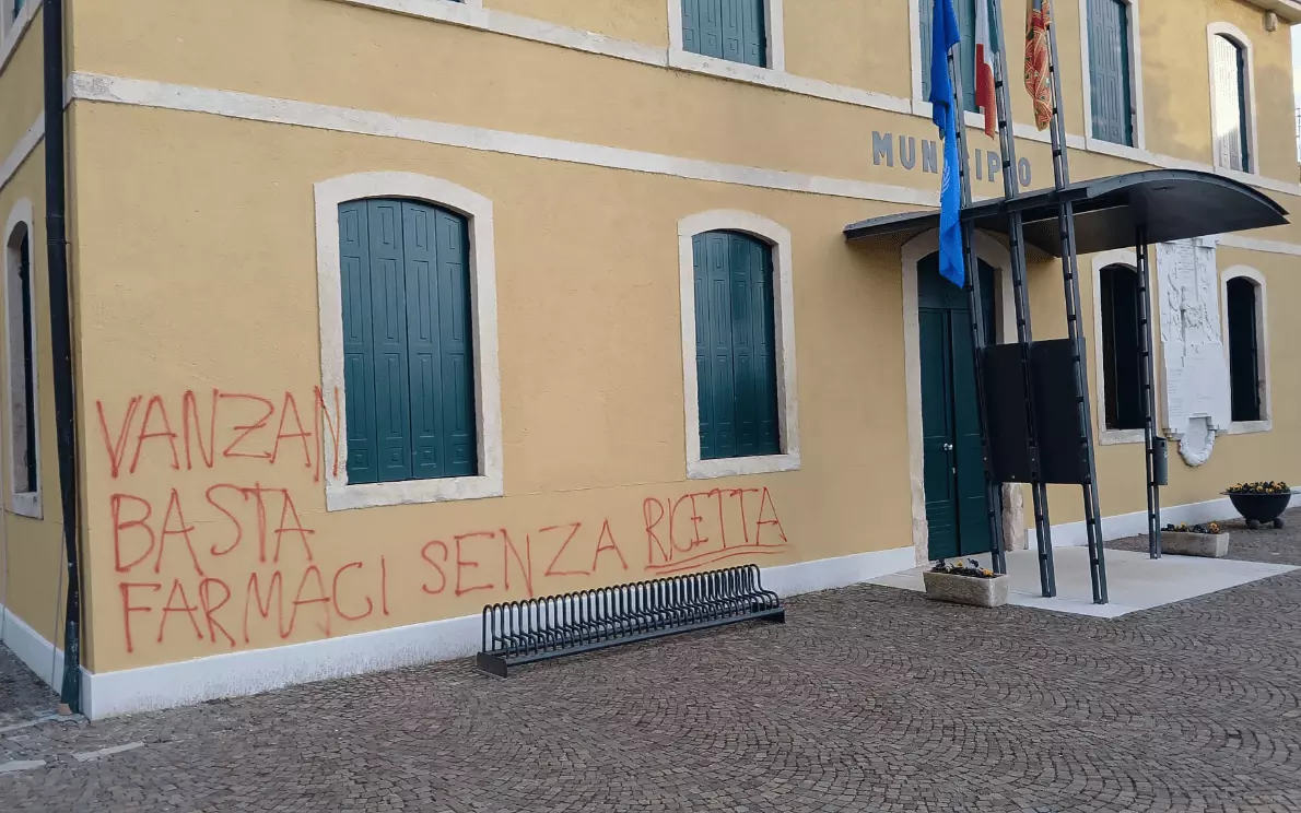 scritte contro sindaco Lavagno