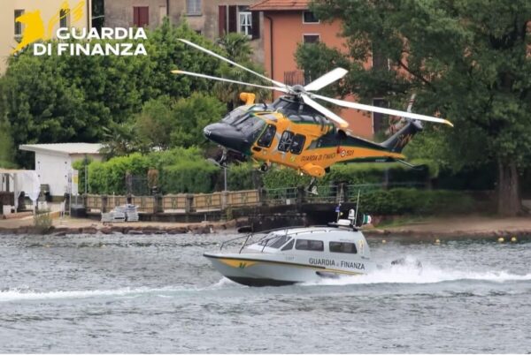 guardia di finanza lago elicottero nave